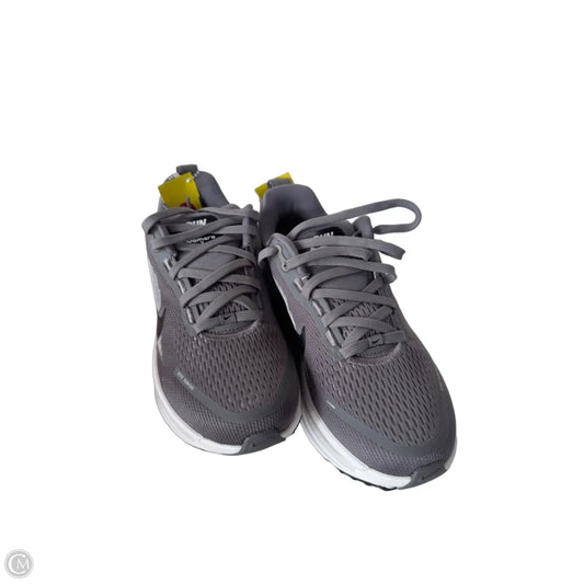Shoes Athletic By Nike In Grey & White, Size: 7