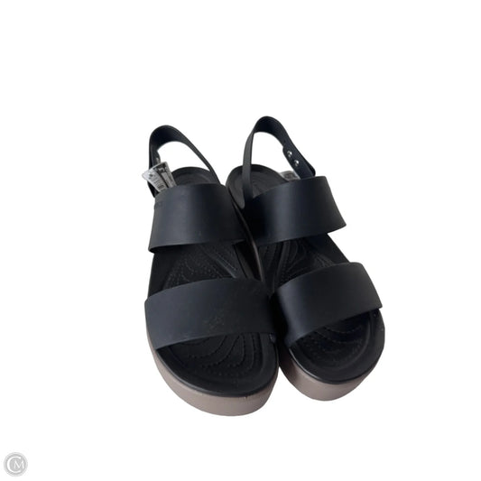 Sandals Heels Platform By Crocs In Black & Tan, Size: 9