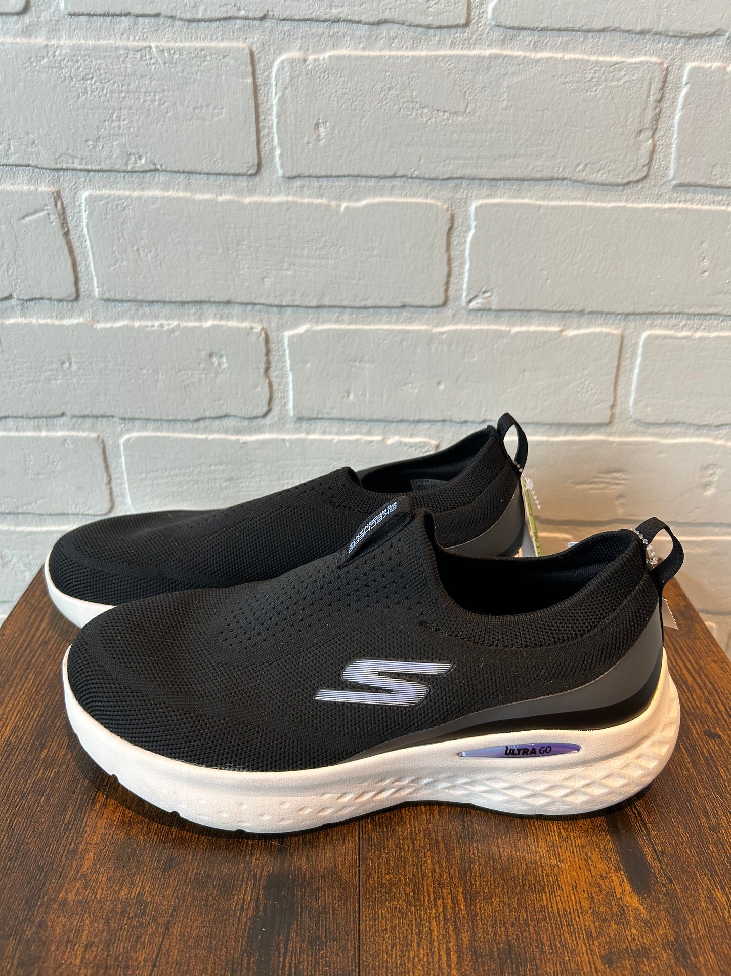 Shoes Sneakers By Skechers  Size: 7