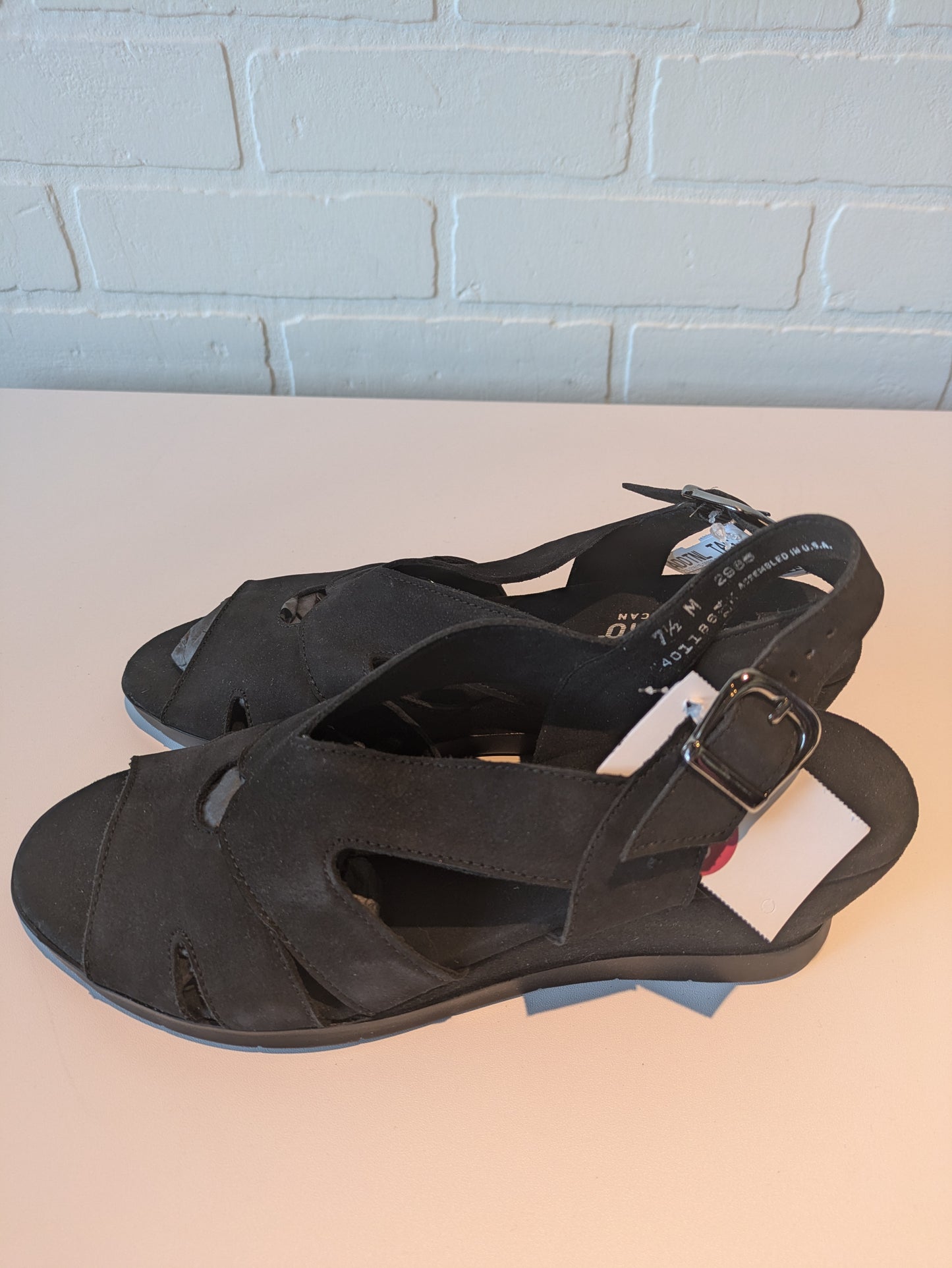 Sandals Heels Kitten By Munro In Black, Size: 7.5