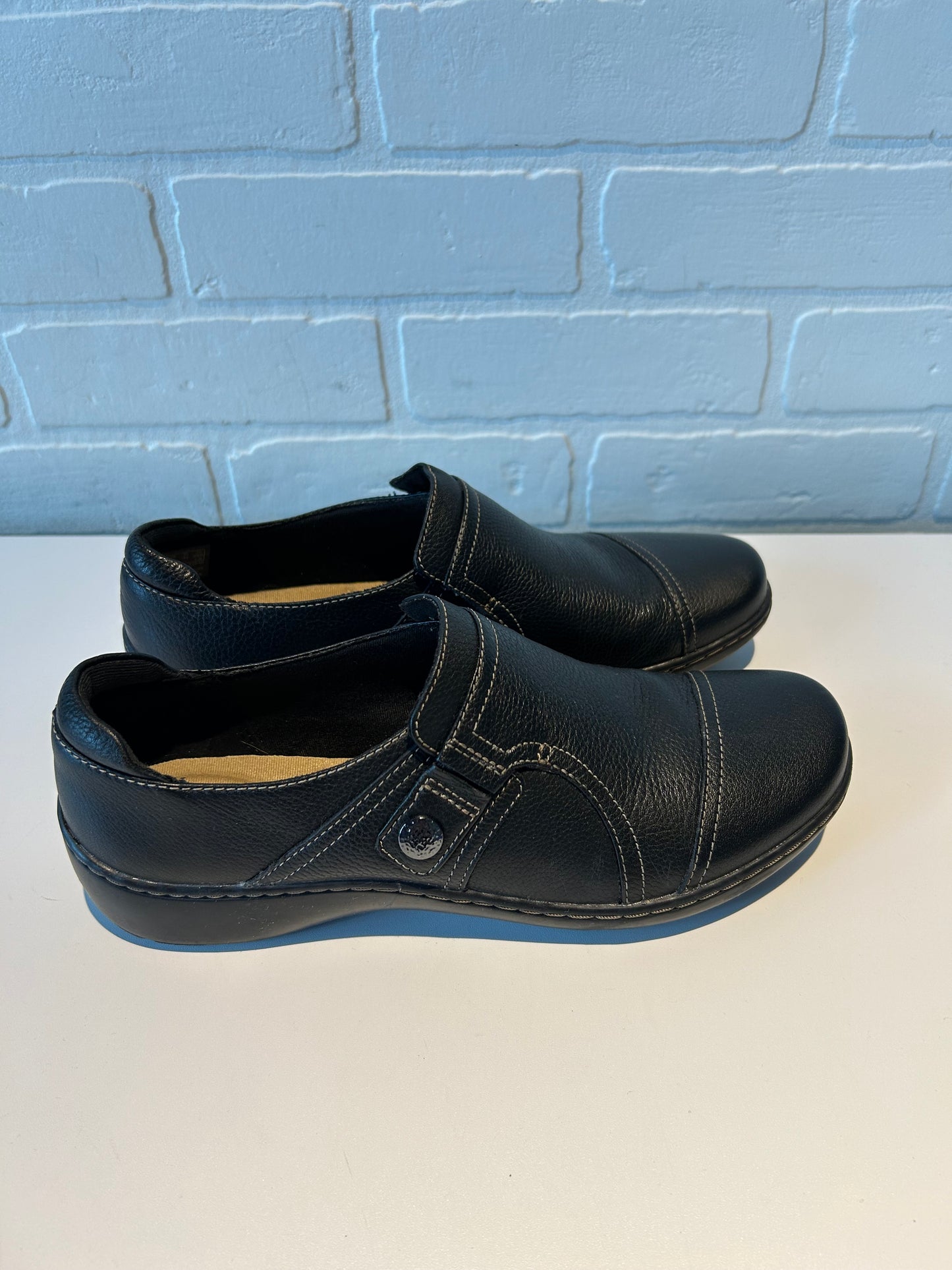 Shoes Flats By Clarks In Black, Size: 9