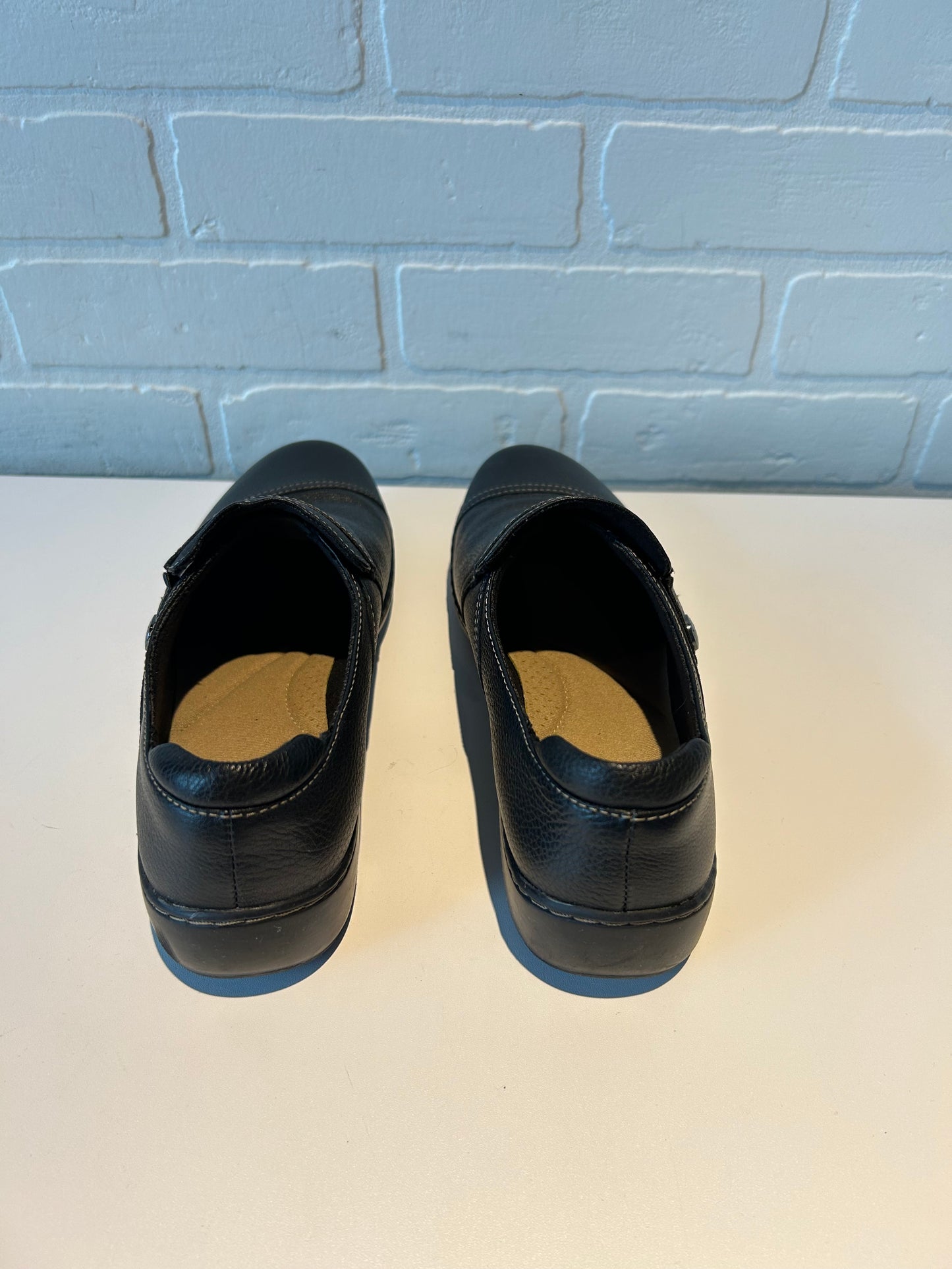 Shoes Flats By Clarks In Black, Size: 9