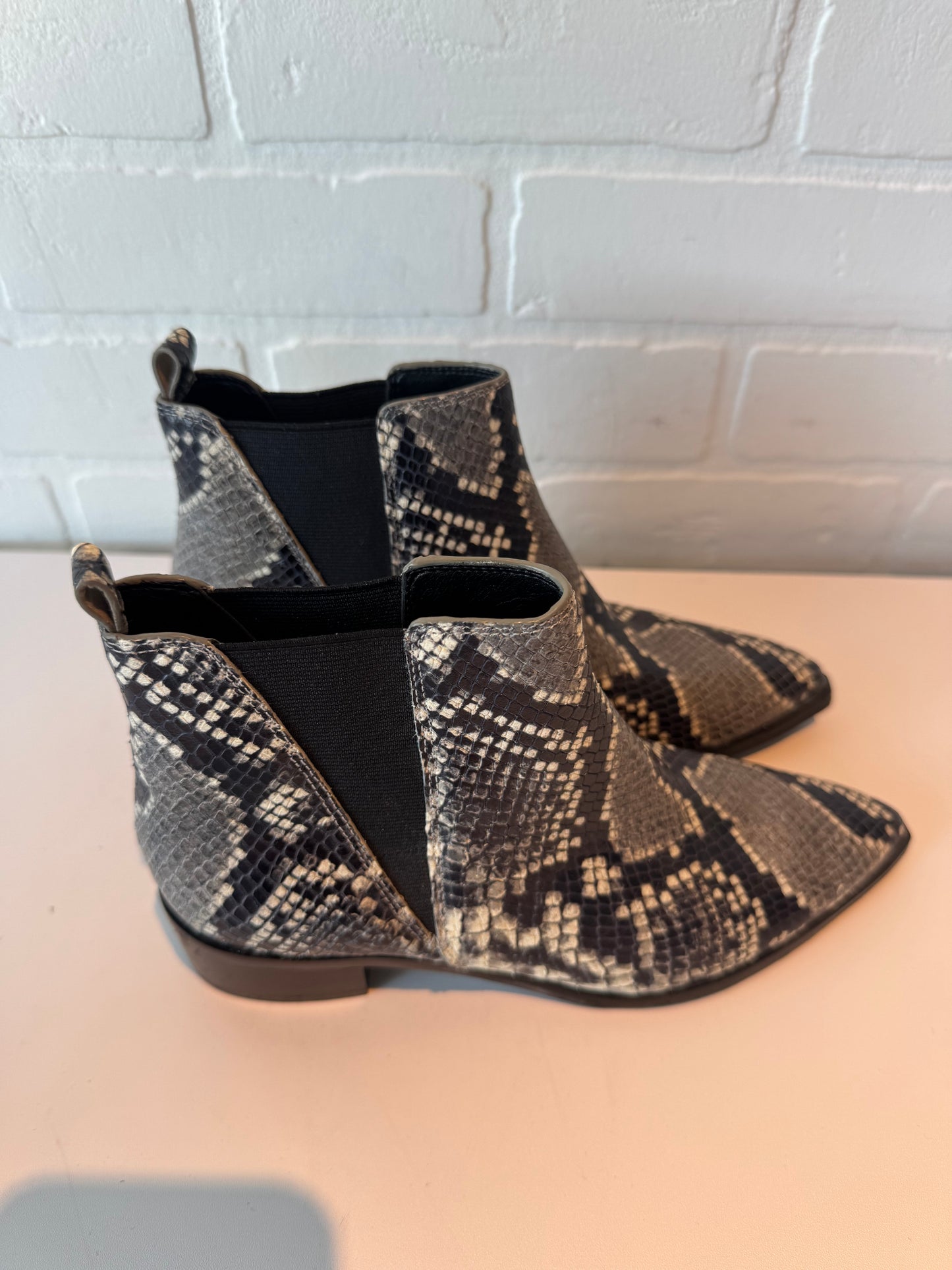 BOOTS ANKLE FLATS MARC FISHER in SNAKESKIN PRINT, Size: 5.5