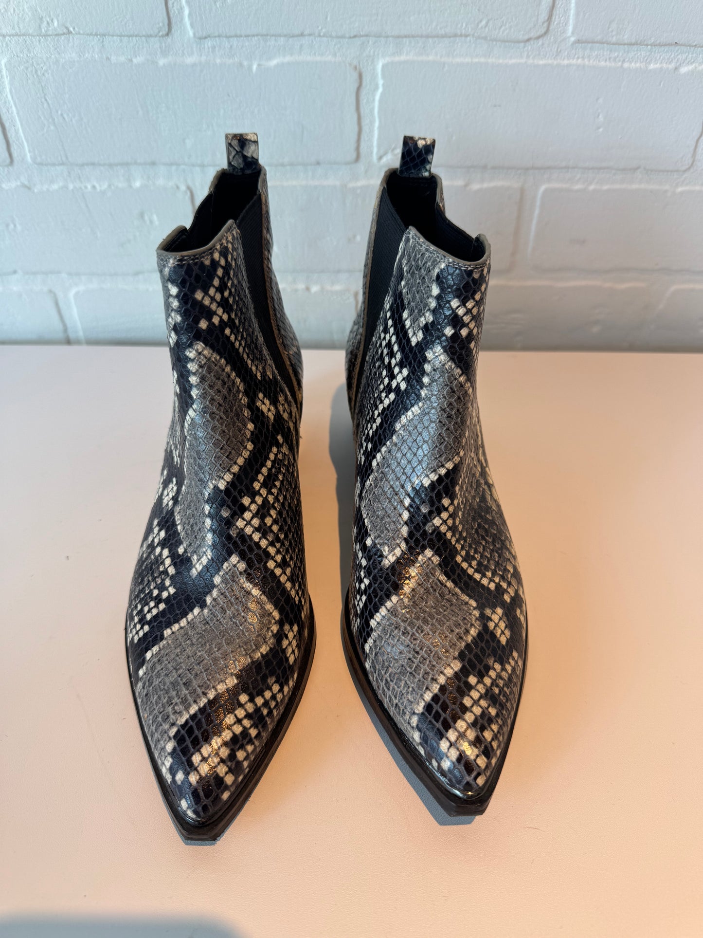 BOOTS ANKLE FLATS MARC FISHER in SNAKESKIN PRINT, Size: 5.5