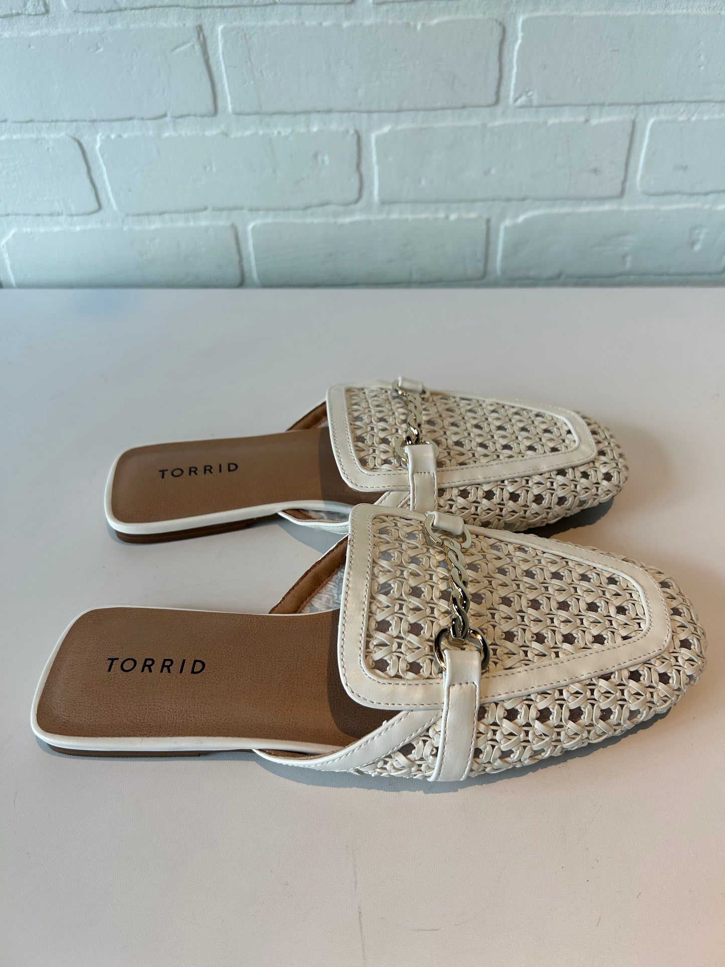 Shoes Flats By Torrid In White, Size: 9