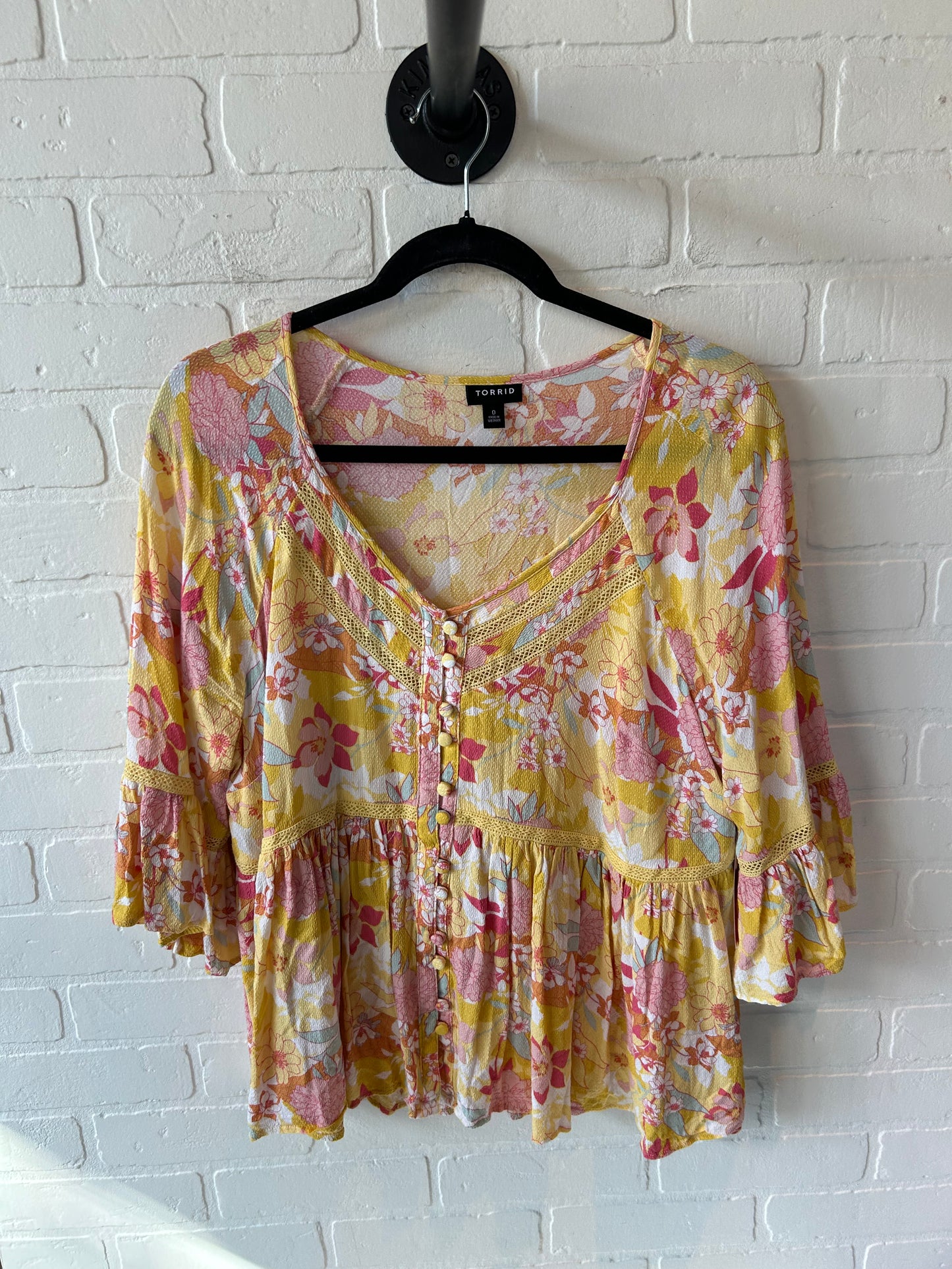 Top Short Sleeve By Torrid In Pink & Yellow, Size: L