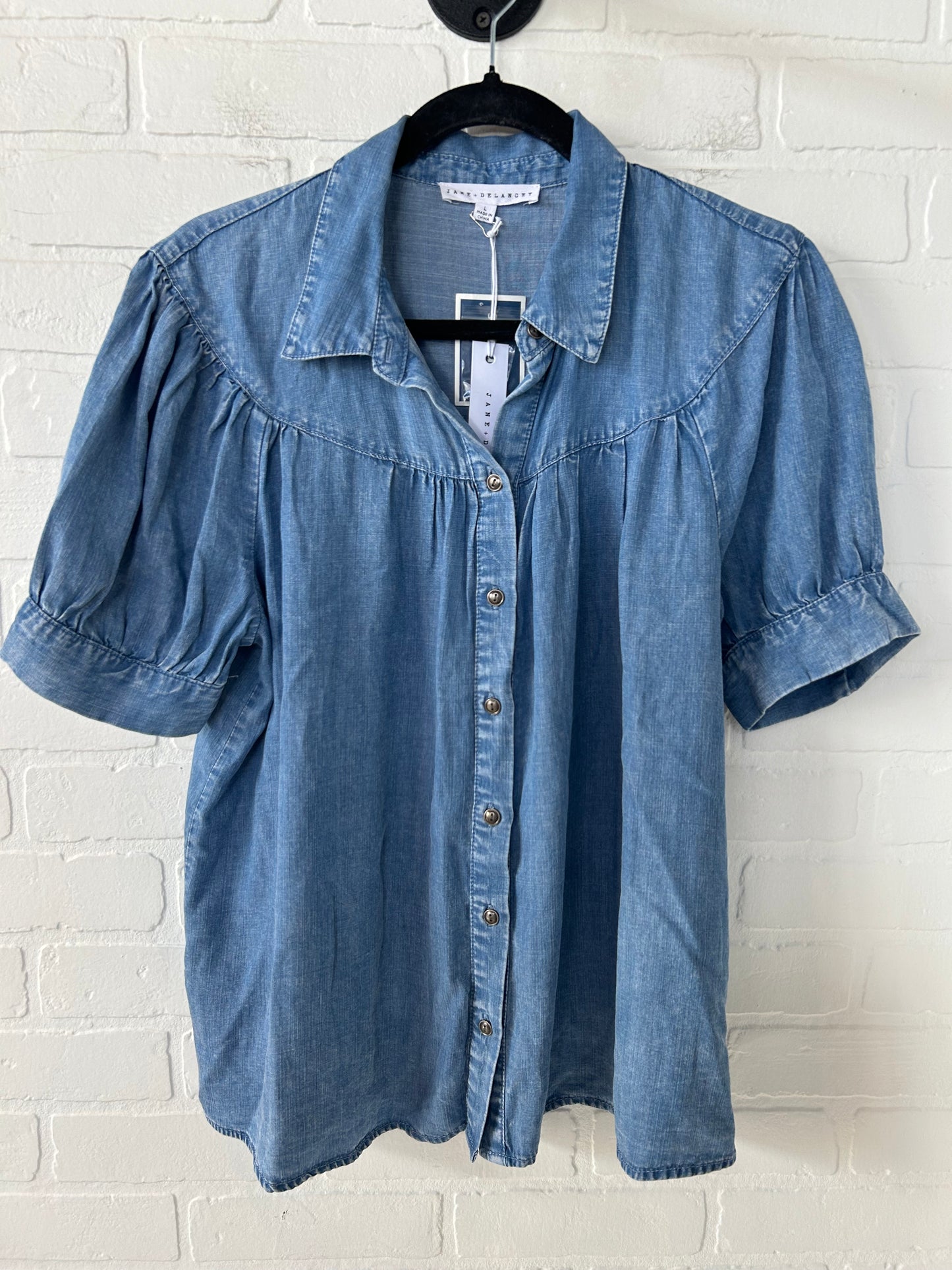 Top Short Sleeve By Jane And Delancey In Blue Denim, Size: L