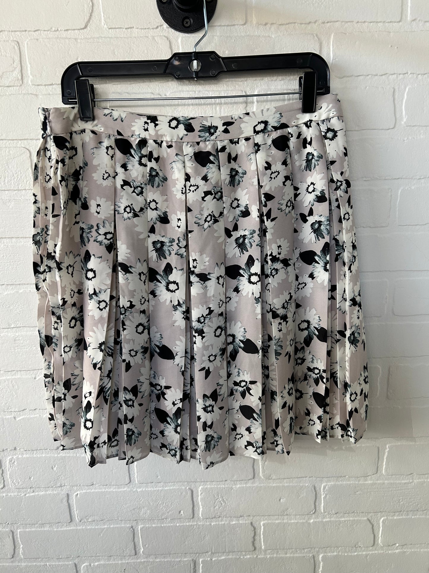 Skirt Mini & Short By Banana Republic In Black & Grey, Size: 6