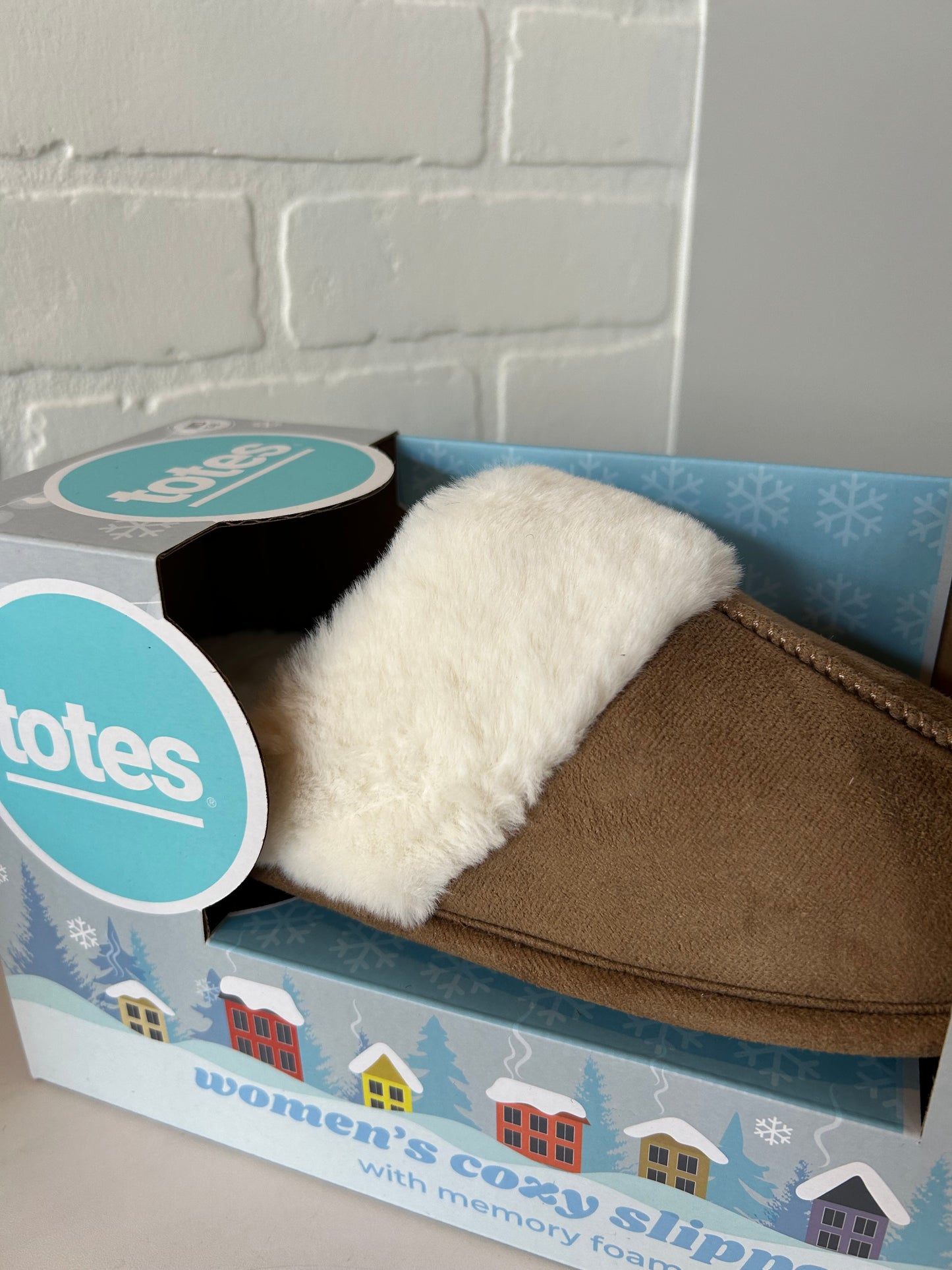 Slippers By Totes In Tan & White