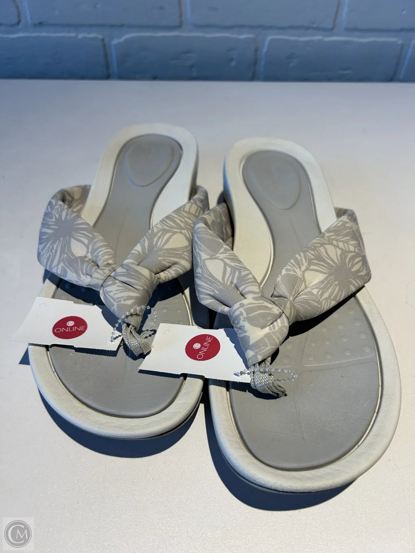 Sandals Flip Flops By Easy Spirit In Grey & White, Size: 10