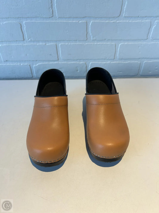 Shoes Flats By Clothes Mentor In Orange, Size: 5.5