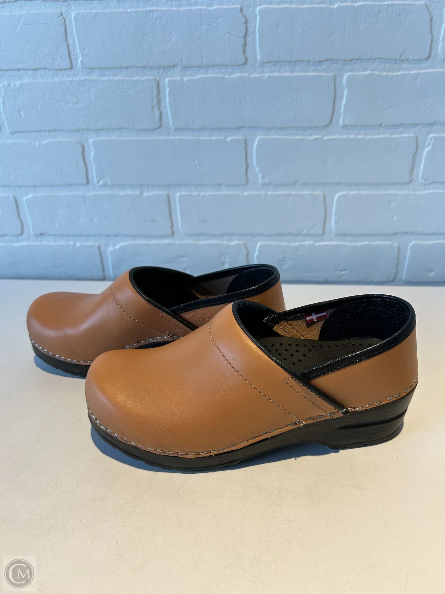 Shoes Flats By Clothes Mentor In Orange, Size: 5.5