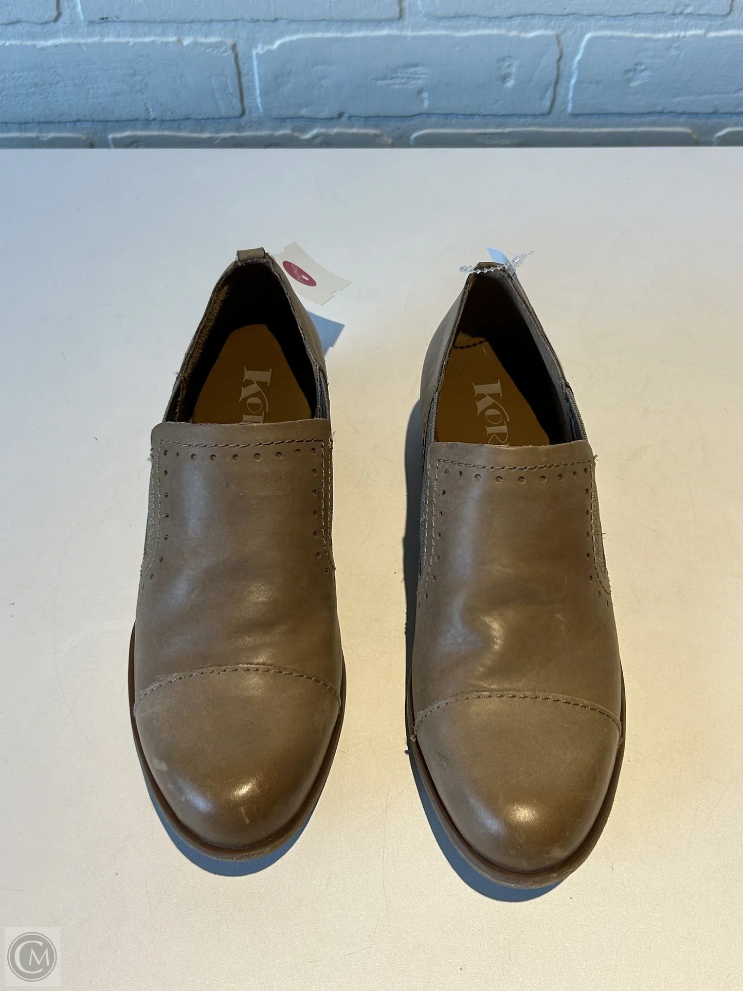 Shoes Flats By Korks In Tan, Size: 6