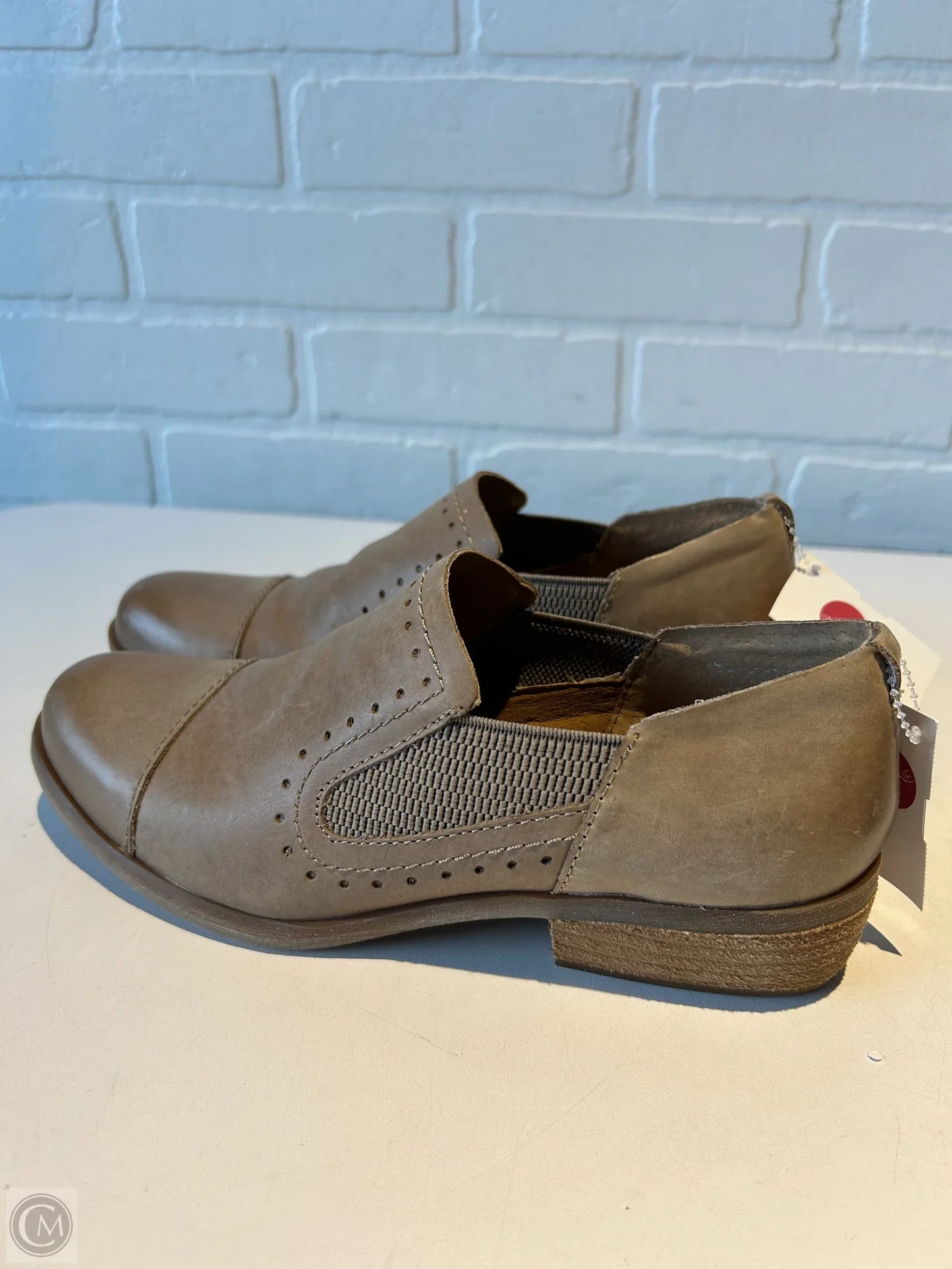 Shoes Flats By Korks In Tan, Size: 6