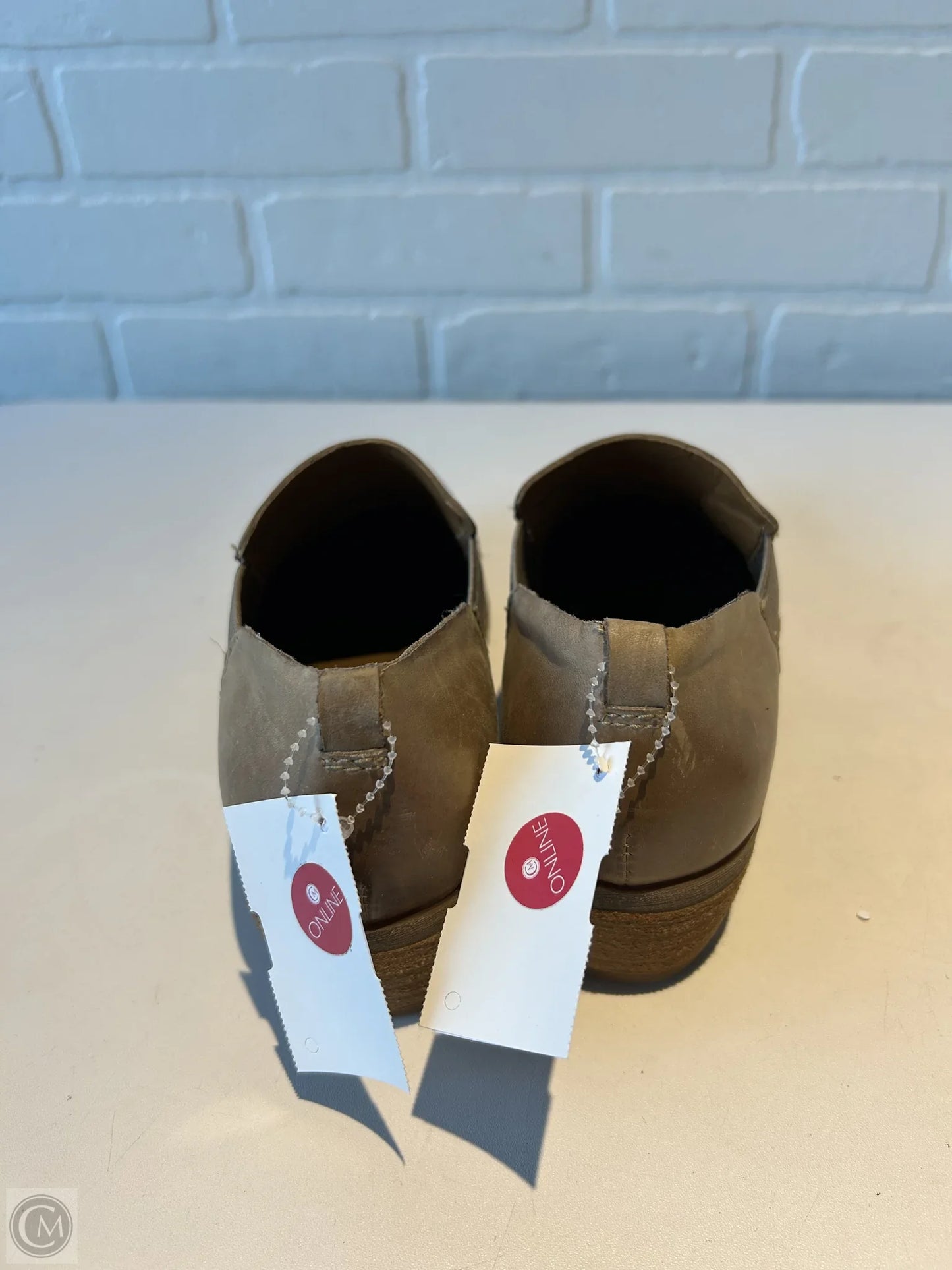 Shoes Flats By Korks In Tan, Size: 6