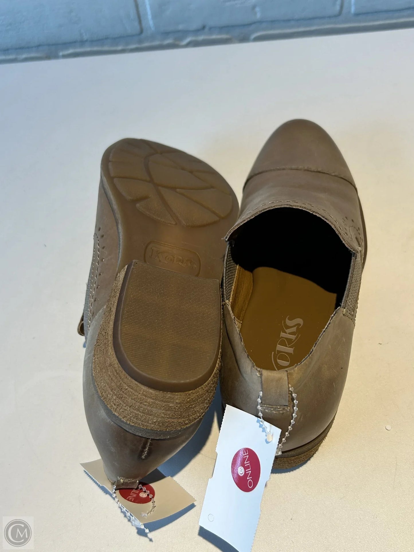 Shoes Flats By Korks In Tan, Size: 6