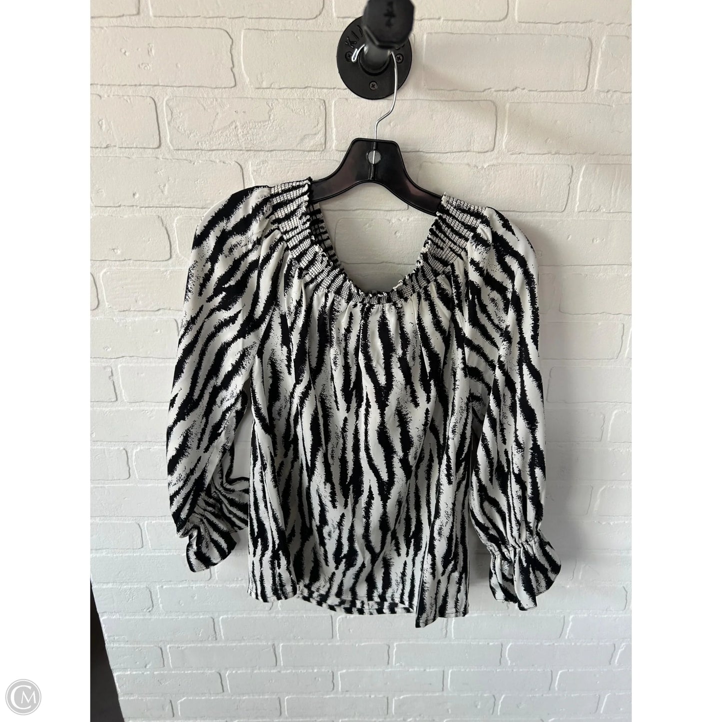 Top Long Sleeve By Clothes Mentor In Black & White, Size: M