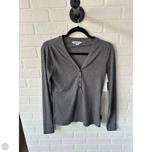 Athletic Top Long Sleeve Crewneck By Athleta In Grey, Size: S
