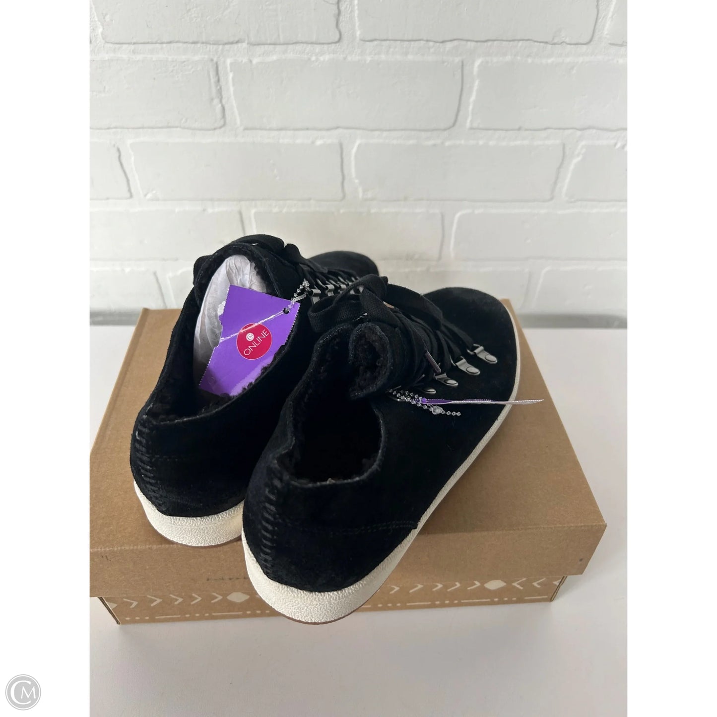 Shoes Sneakers By Clothes Mentor In Black & White, Size: 7.5