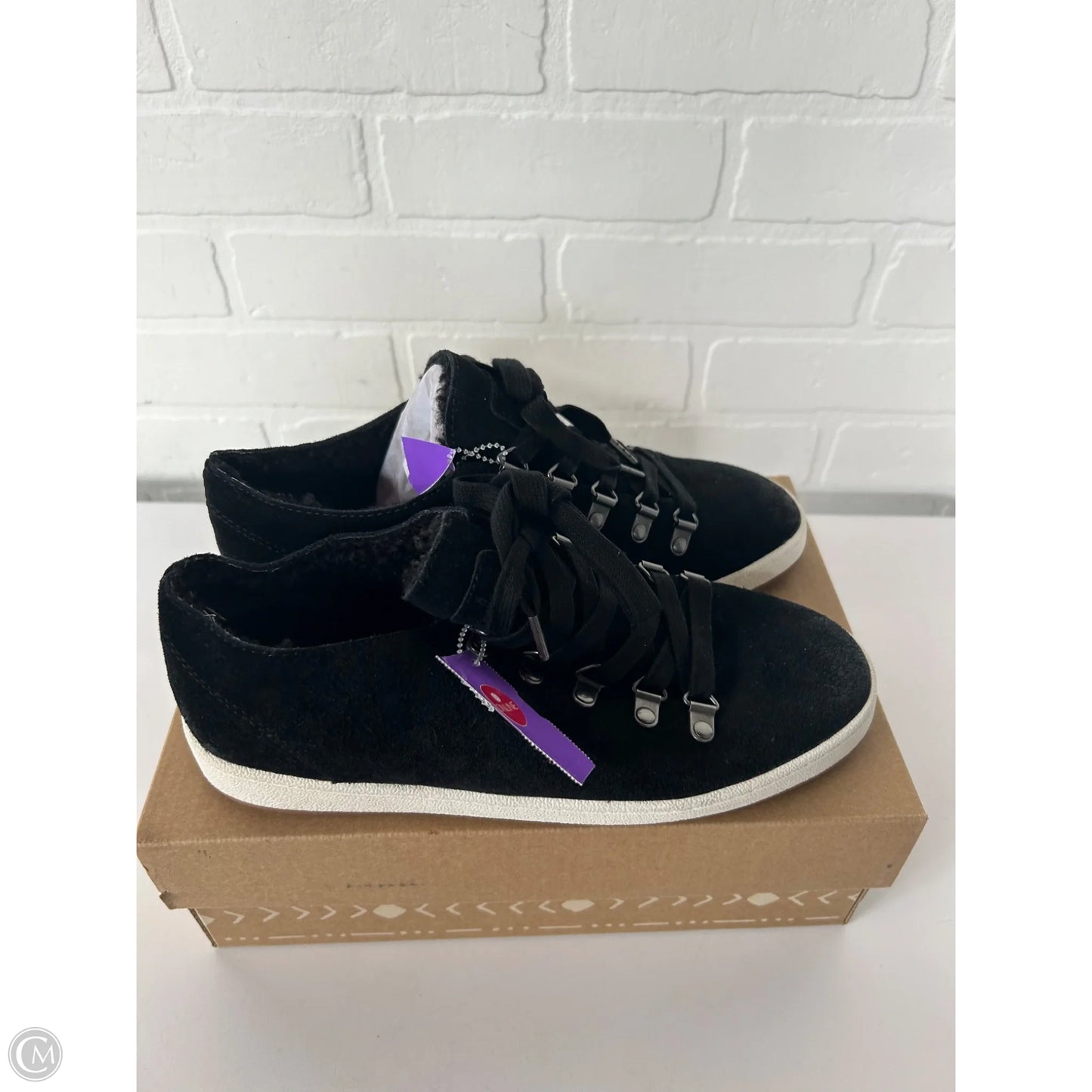 Shoes Sneakers By Clothes Mentor In Black & White, Size: 7.5
