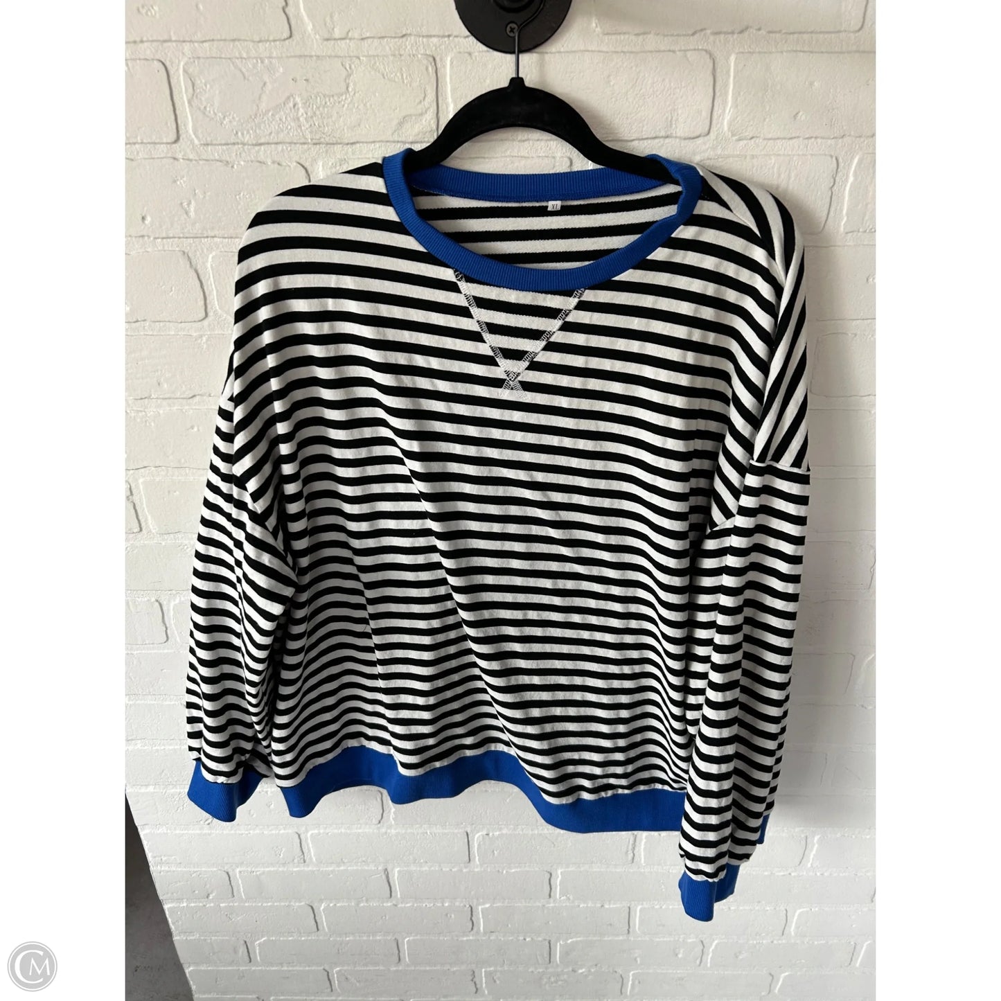 Sweatshirt Crewneck By Clothes Mentor In Black & White, Size: Xl