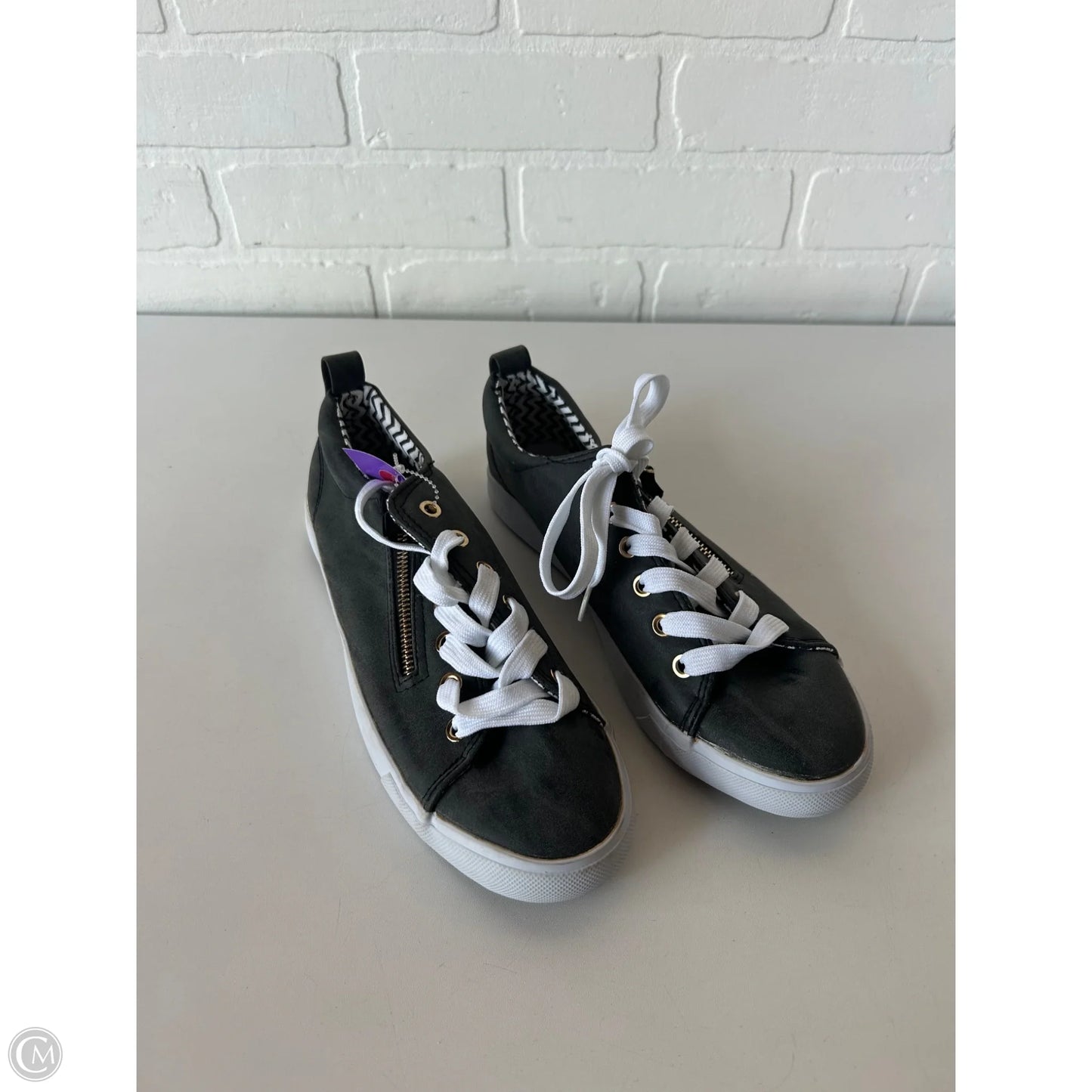 Shoes Sneakers By Clothes Mentor In Grey & White, Size: 8