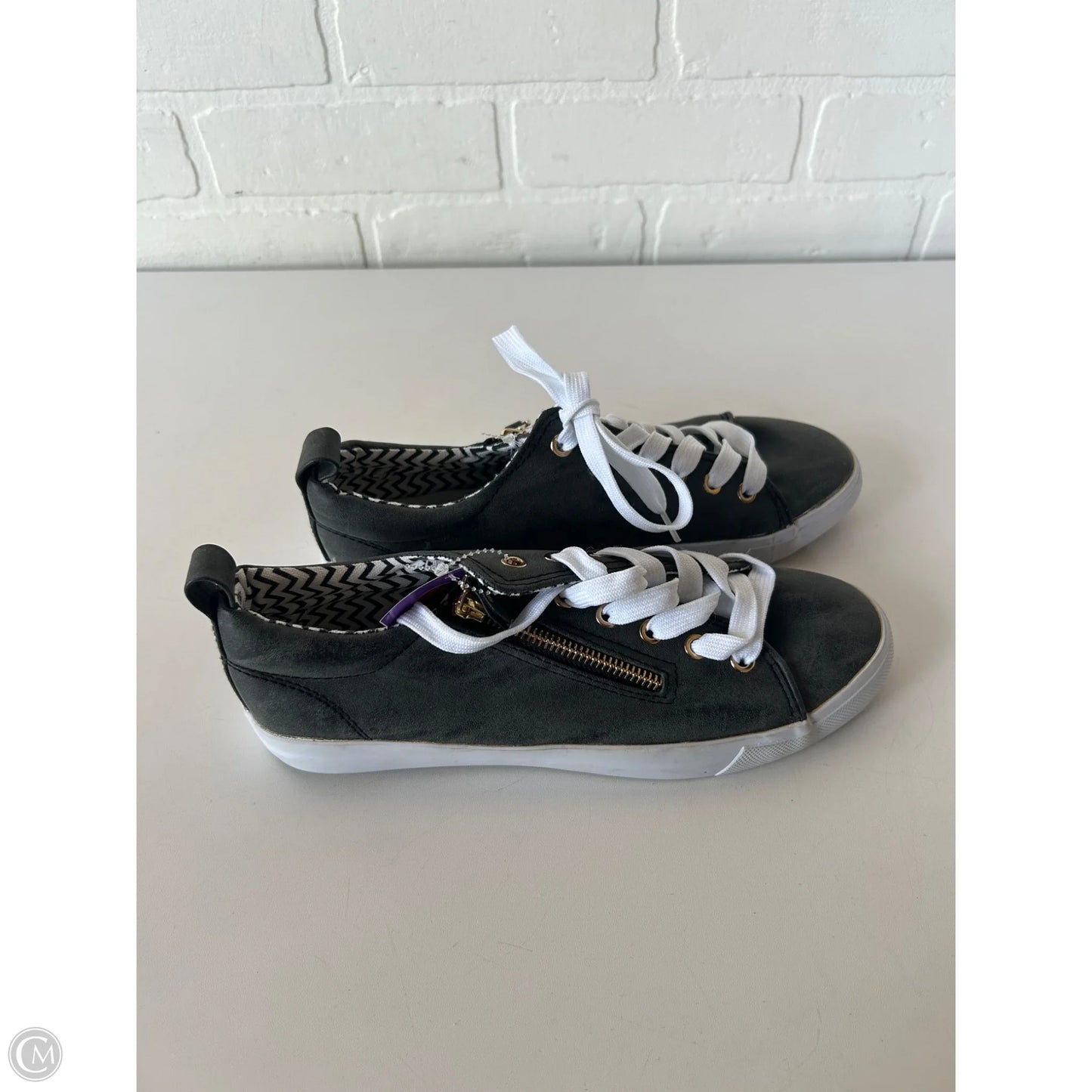Shoes Sneakers By Clothes Mentor In Grey & White, Size: 8