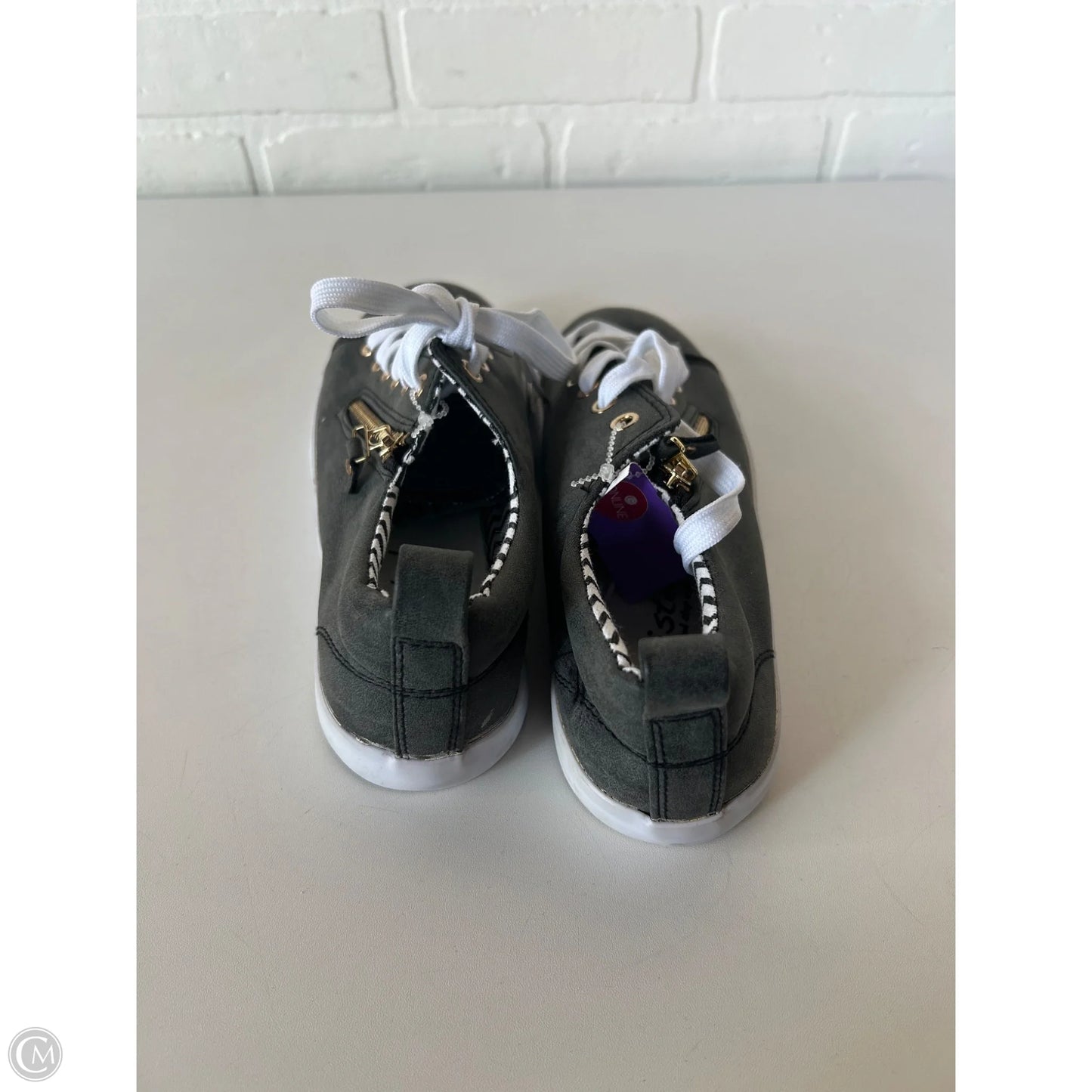 Shoes Sneakers By Clothes Mentor In Grey & White, Size: 8