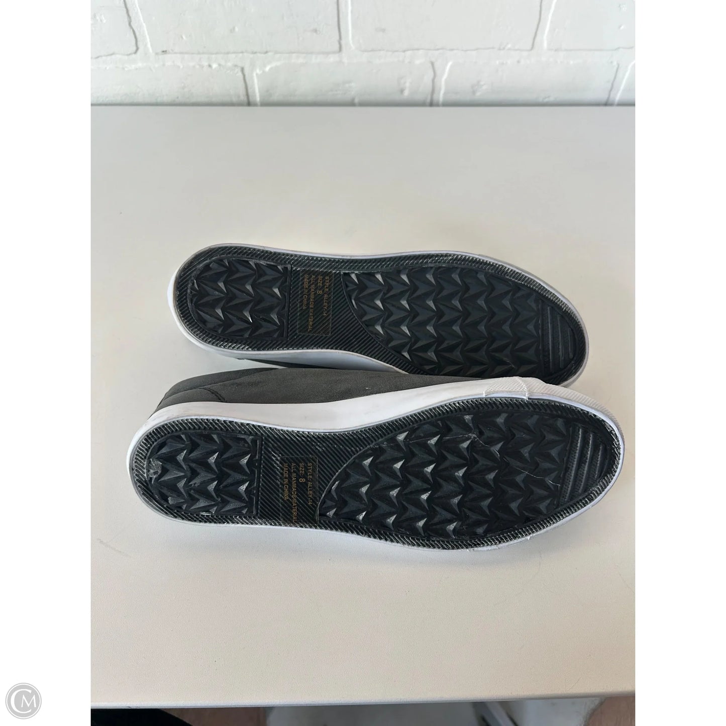 Shoes Sneakers By Clothes Mentor In Grey & White, Size: 8