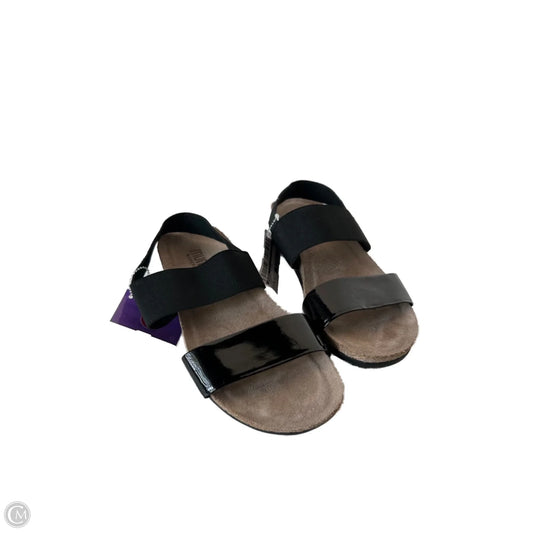 Sandals Flats By Munro In Black, Size: 6.5