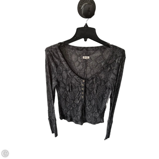 Top Long Sleeve By Pilcro In Grey, Size: M