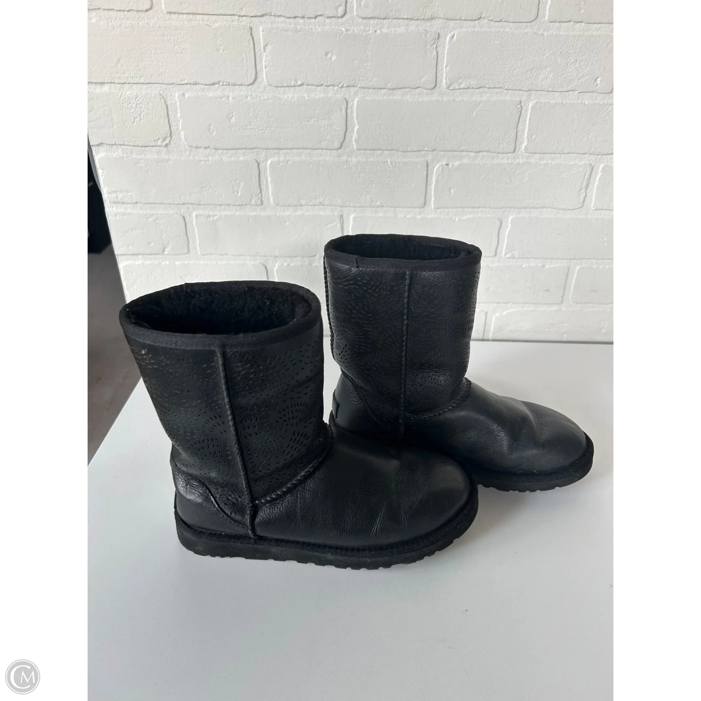 Boots Designer By Ugg In Black, Size: 6