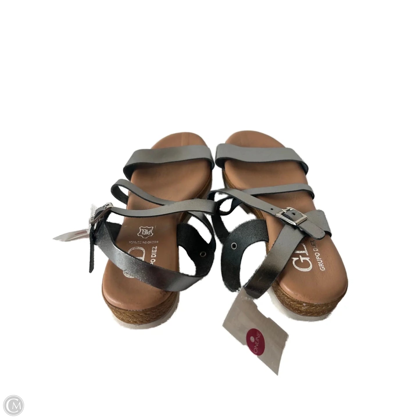 Sandals Flats By Clothes Mentor In Grey & White, Size: 7.5
