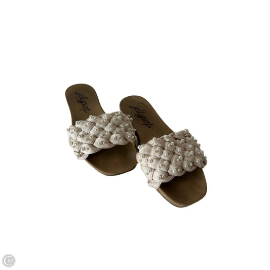 Sandals Flats By Jelly Pop In Tan & White, Size: 7