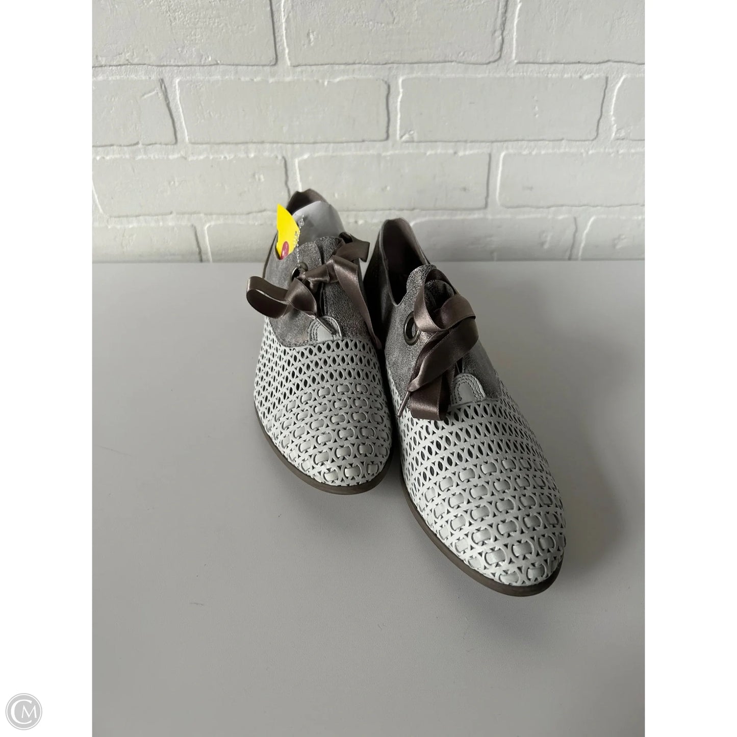 Shoes Flats By Clothes Mentor In Grey & White, Size: 10.5