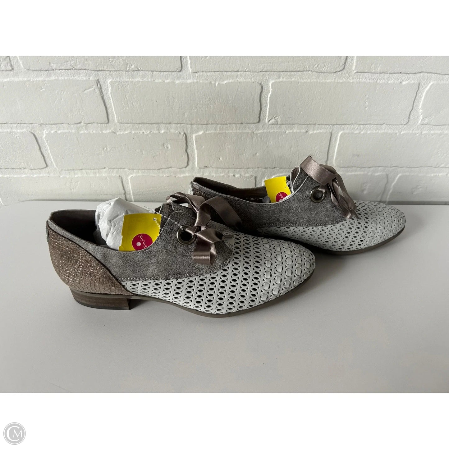 Shoes Flats By Clothes Mentor In Grey & White, Size: 10.5