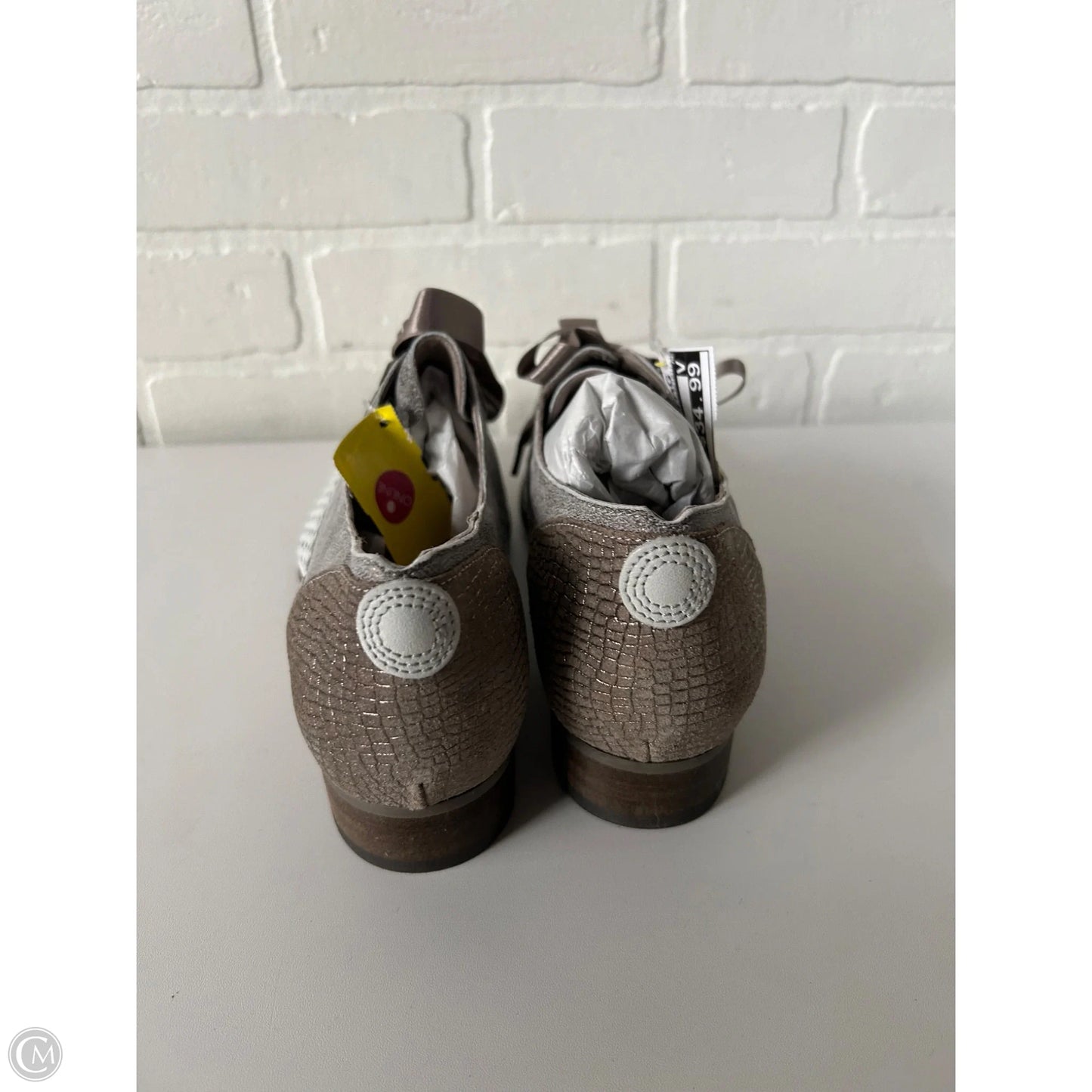 Shoes Flats By Clothes Mentor In Grey & White, Size: 10.5