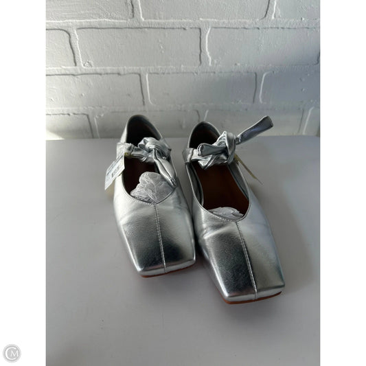 Shoes Flats By Clothes Mentor In Silver, Size: 6.5