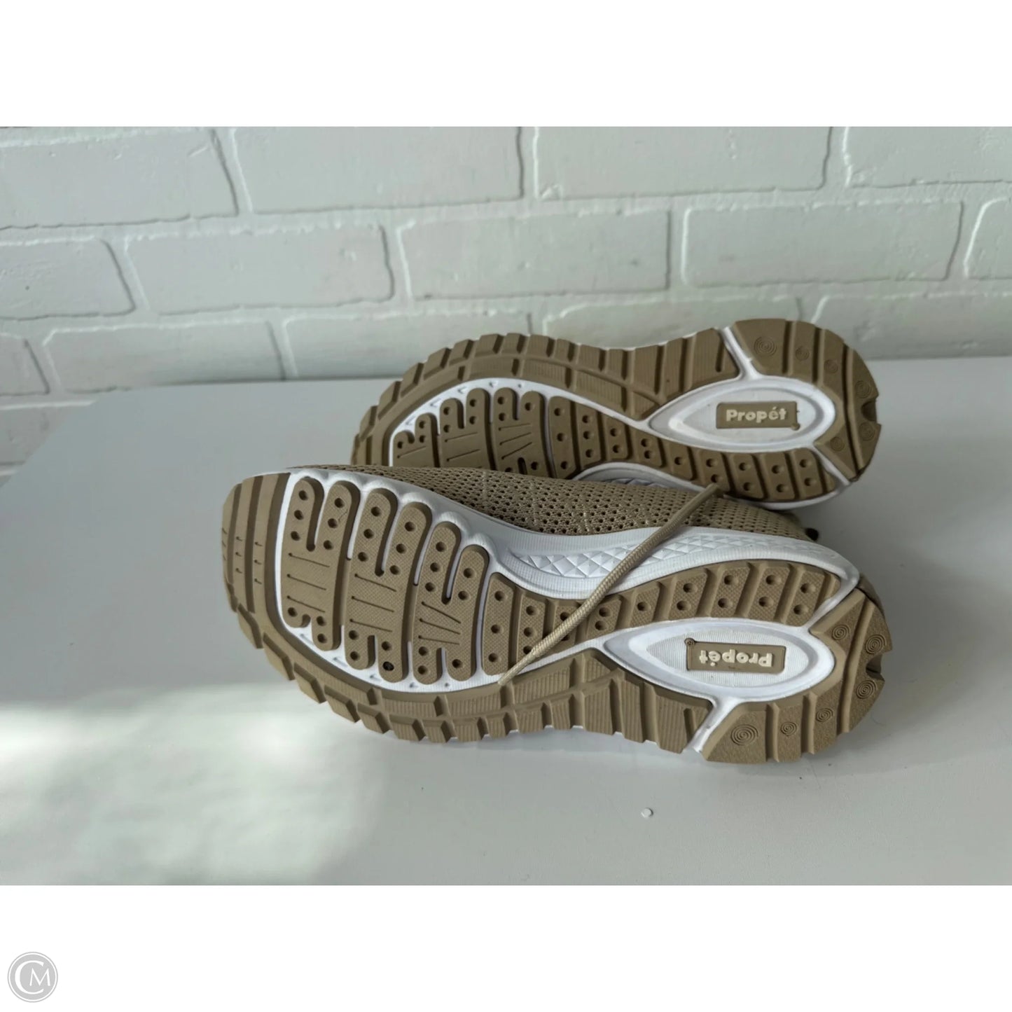 Shoes Athletic By Clothes Mentor In Tan, Size: 7.5