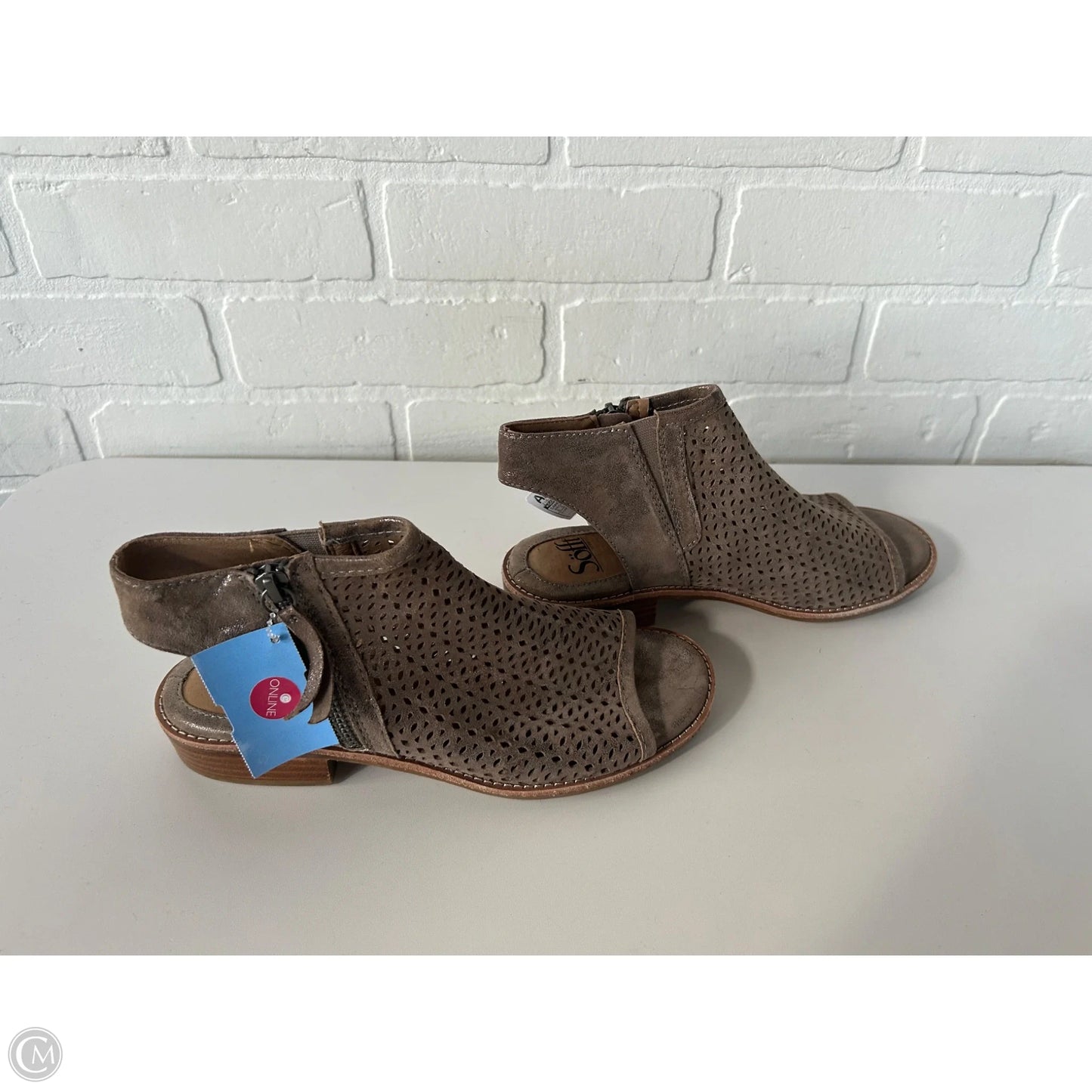 Sandals Flats By Sofft In Bronze, Size: 6.5