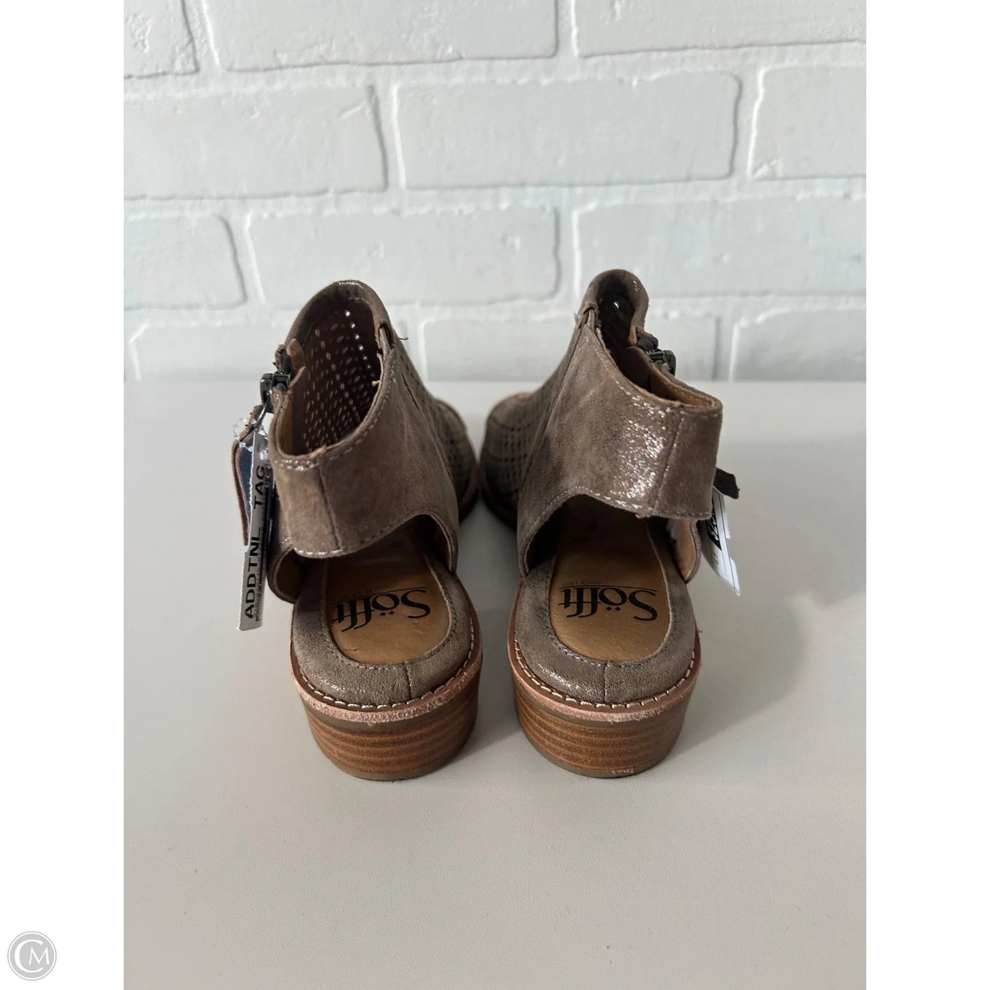 Sandals Flats By Sofft In Bronze, Size: 6.5