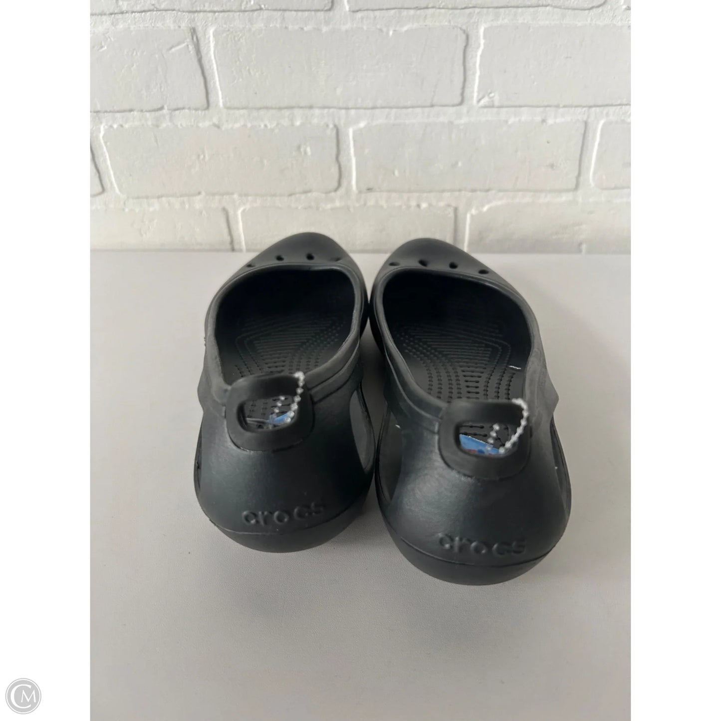 Shoes Flats By Crocs In Black, Size: 9