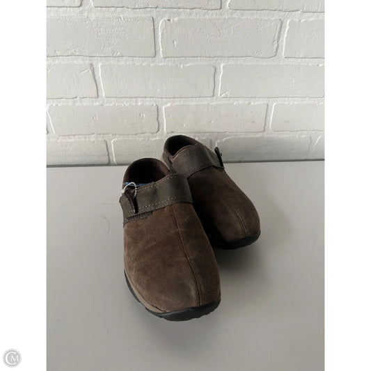 Shoes Flats By Easy Spirit In Brown, Size: 7.5