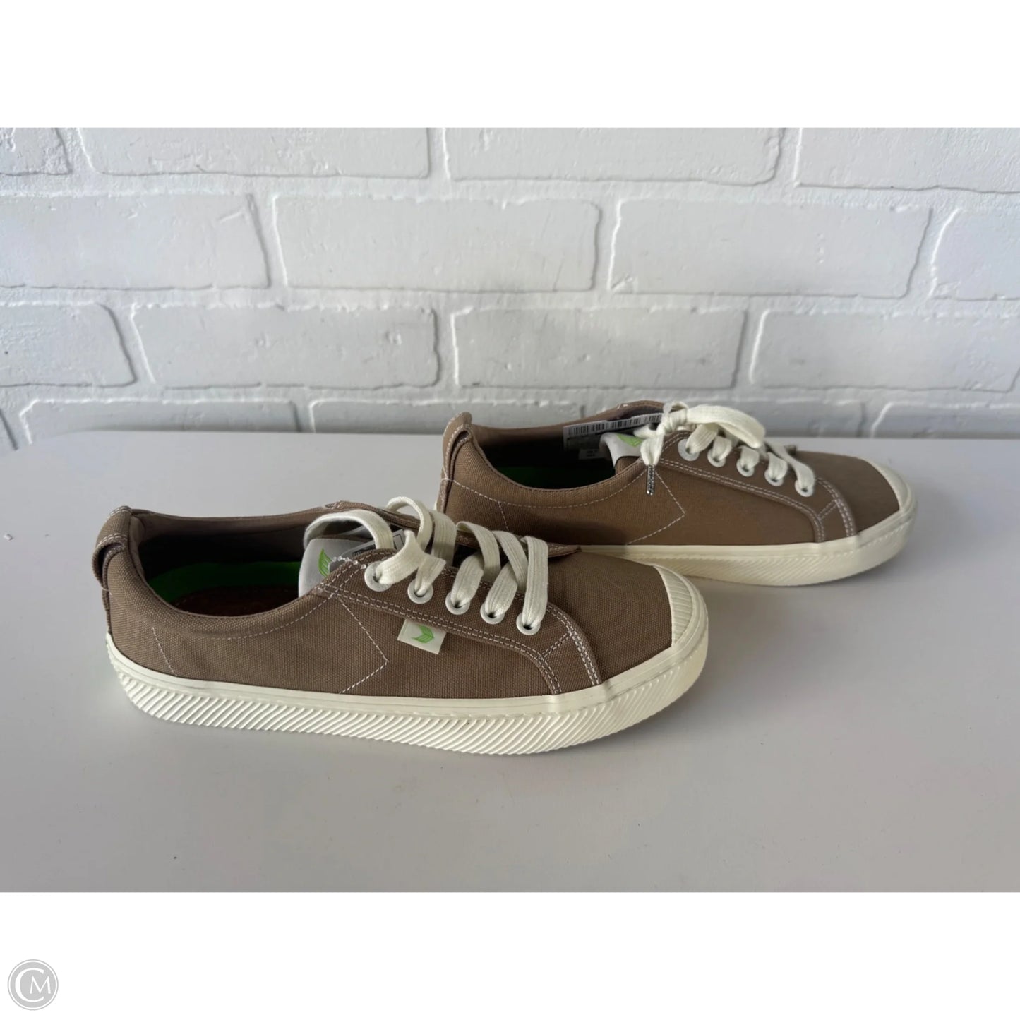 Shoes Sneakers By Cariuma In Tan & White, Size: 7.5