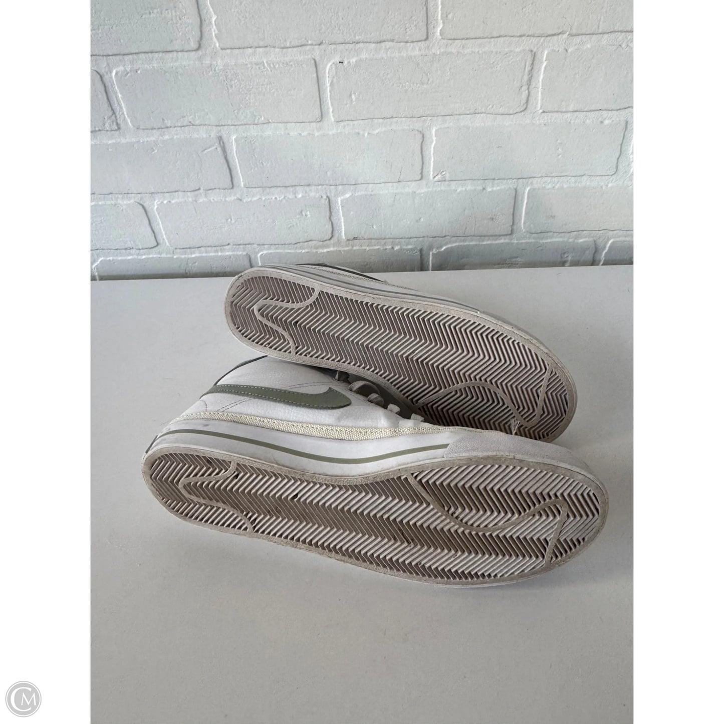 Shoes Sneakers By Nike In Green & White, Size: 8.5