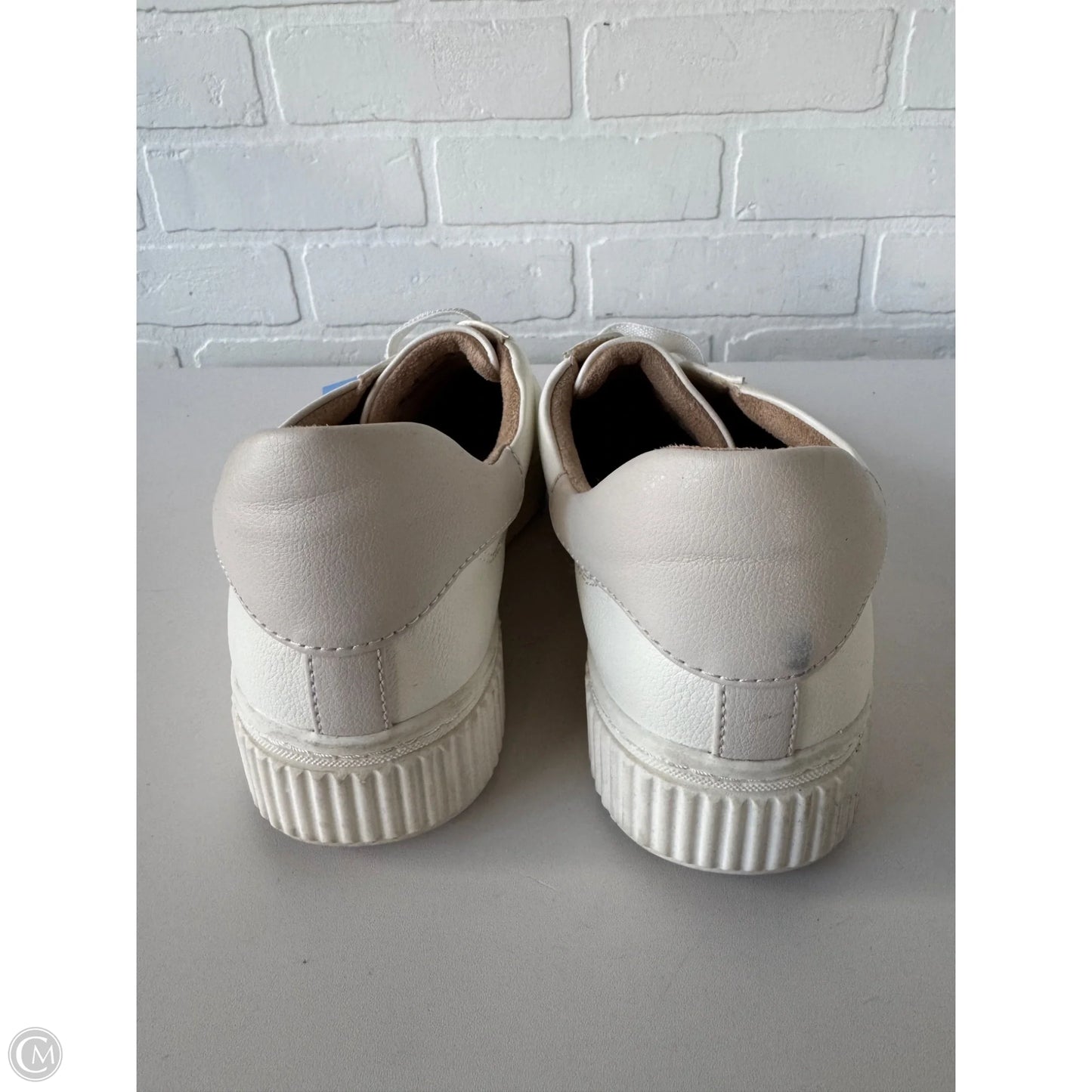 Shoes Sneakers By Naturalizer In White, Size: 10