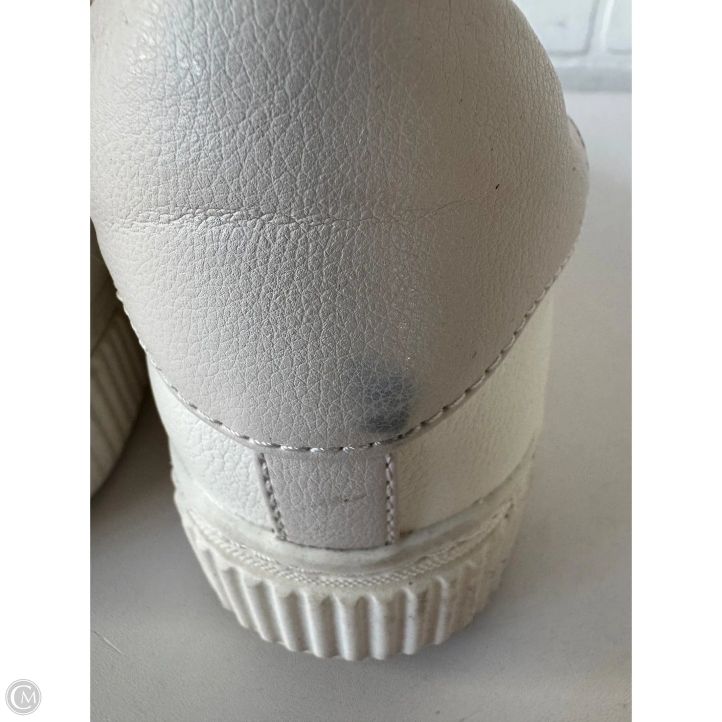 Shoes Sneakers By Naturalizer In White, Size: 10