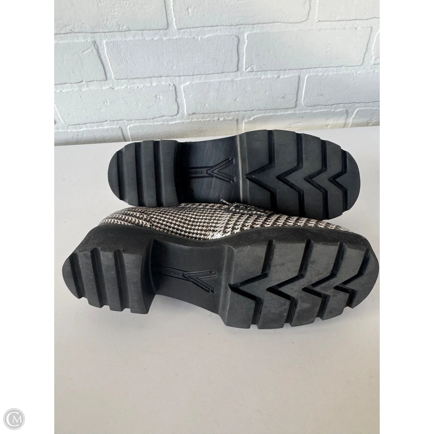 Shoes Flats By Vionic In Black & Grey, Size: 8