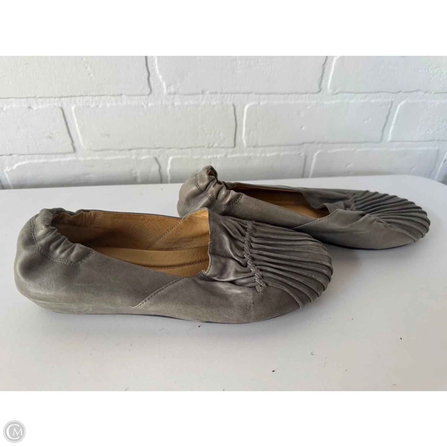 Shoes Flats By Clothes Mentor In Grey, Size: 6