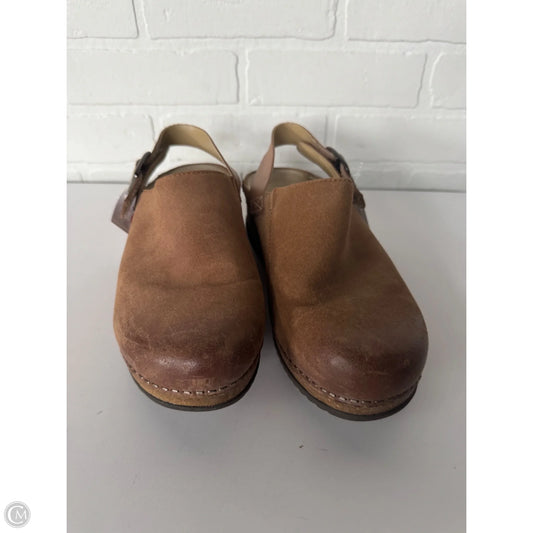 Shoes Flats By Dansko In Brown, Size: 8.5